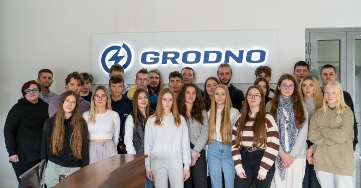 Wizyta uczniów z&nbsp;Powiatowego Zespołu Szkół Ponadpodstawowych im. Włodzimierza Wolskiego w&nbsp;Serocku w&nbsp;firmie Grodno