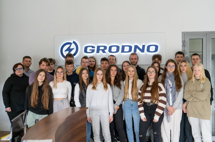 Wizyta uczniów z Powiatowego Zespołu Szkół Ponadpodstawowych im. Włodzimierza Wolskiego w Serocku w firmie Grodno