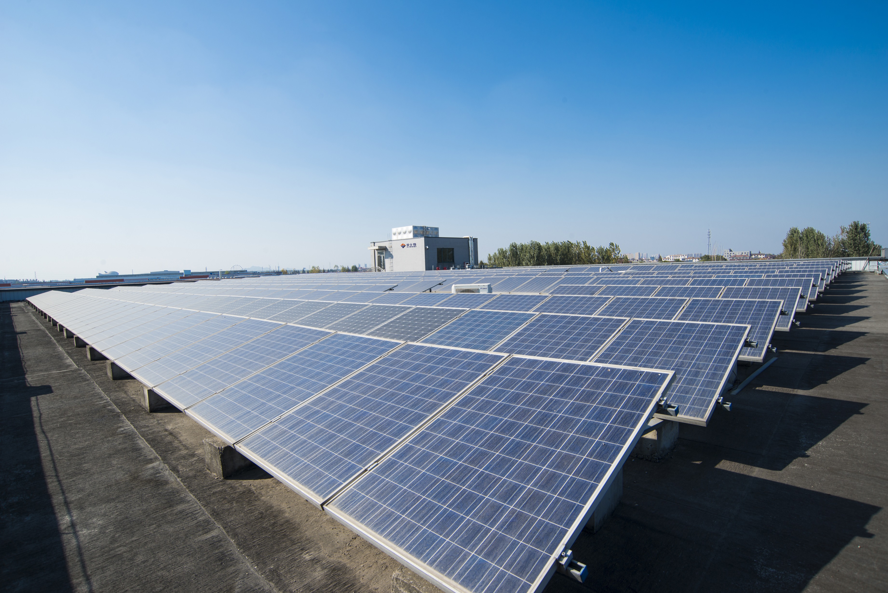 instalacja_fotowoltaiczna_na_dachu_fabryki_solplanet_dsc_7874